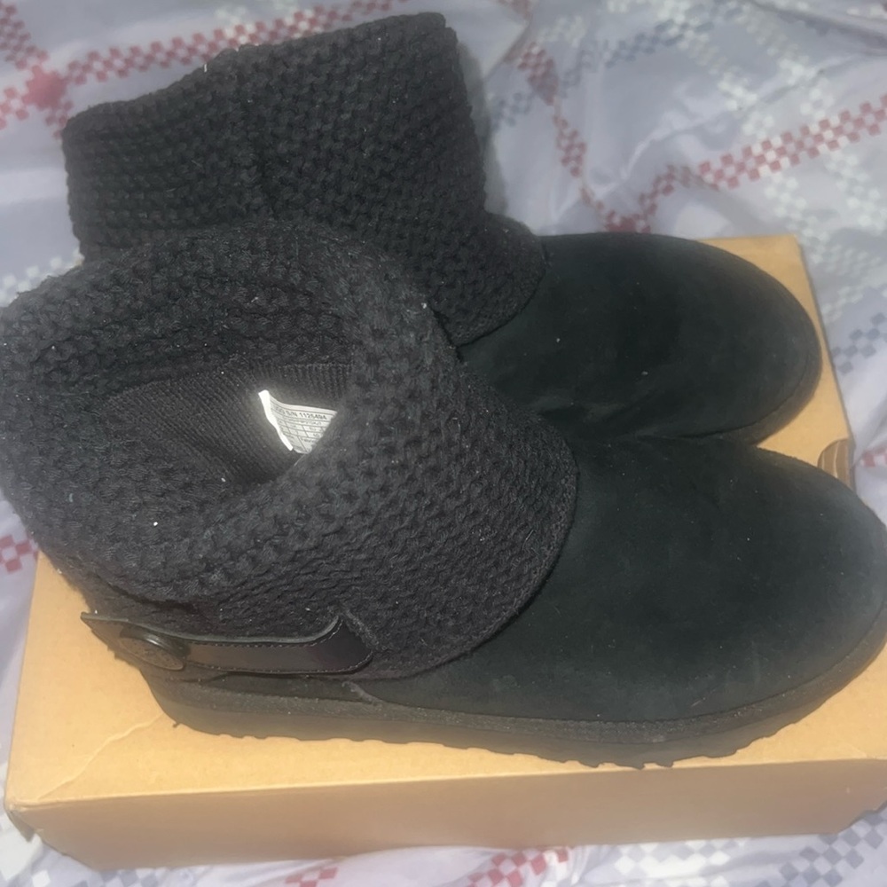 Black foldable leg UGGS